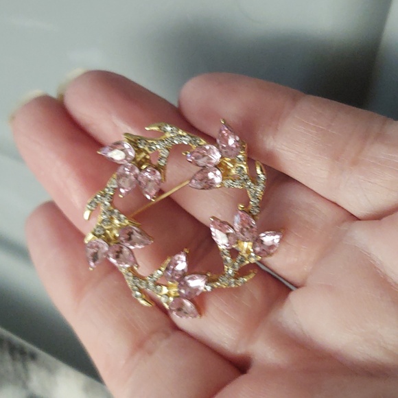Pink Rhinestone Wreath Brooch - Picture 4 of 4
